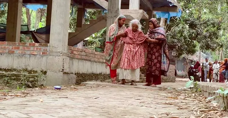 খাবার-ওষুধের জন্য কাঁদছেন জীবনভর মানুষকে কোরআন শেখানো বৃদ্ধা সালেহা