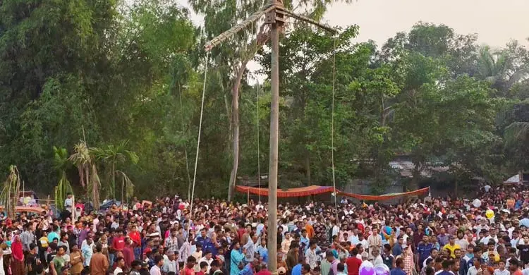 চড়ক ঘোরানোর সময় ভেঙে পড়লো বাঁশ, অল্পের জন্য রক্ষা ভক্তের