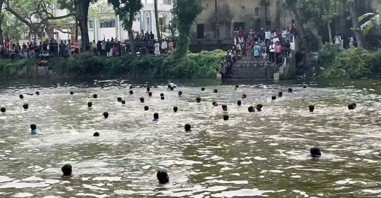 হাঁস ধরা প্রতিযোগিতা দেখতে মানুষের ঢল