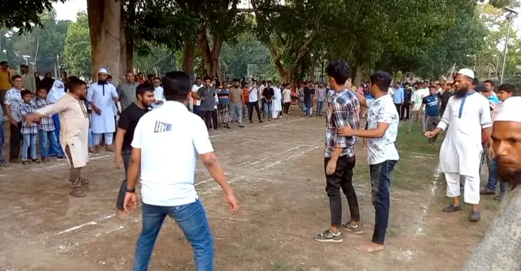 পহেলা বৈশাখে দাড়িয়াবান্ধা খেলা দেখতে মানুষের ঢল