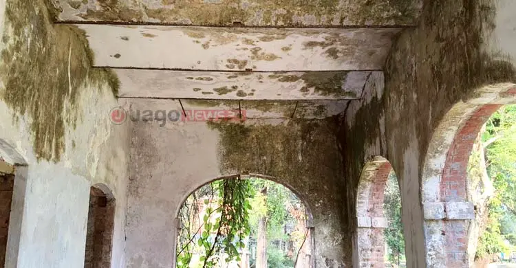 রেলের ঝুঁকিপূর্ণ ভবনে ‘ভূতুড়ে নগরী’ হয়ে উঠেছে লালমনিরহাট