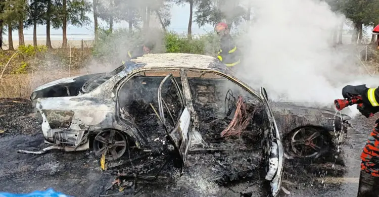 টেকনাফ মেরিন ড্রাইভে গ্যাস সিলিন্ডার বিস্ফোণ, প্রাইভেটকারে আগুন