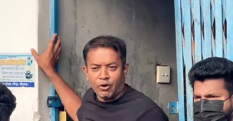 পাম্পে কনটেইনারে তেল বিক্রির ভিডিও করায় সাংবাদিকদের ওপর হামলা