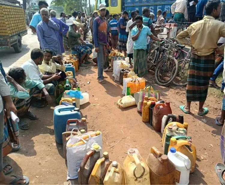সরবরাহ বাড়লেও ভোগান্তি কমেনি তেল পাম্পে