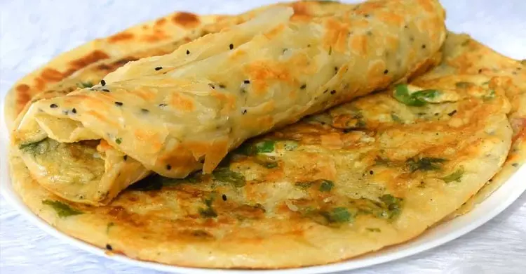 বাড়িতেই তৈরি করুন স্ট্রিট ফুড স্টাইলের ডিম পরোটা