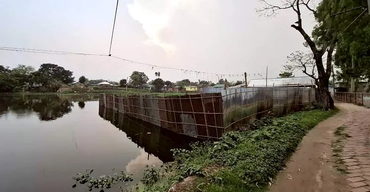 রেলের জলাশয় ইজারা নিয়ে প্লট আকারে বিক্রির অভিযোগ
