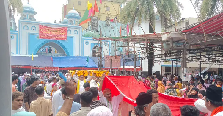 ‘লালে লাল, বাবা শাহজালাল’ ধ্বনিতে মুখর শাহজালালের মাজার