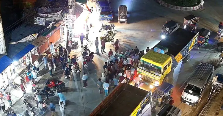 সড়কে চাঁদাবাজির সময় হাতেনাতে যুবক আটক