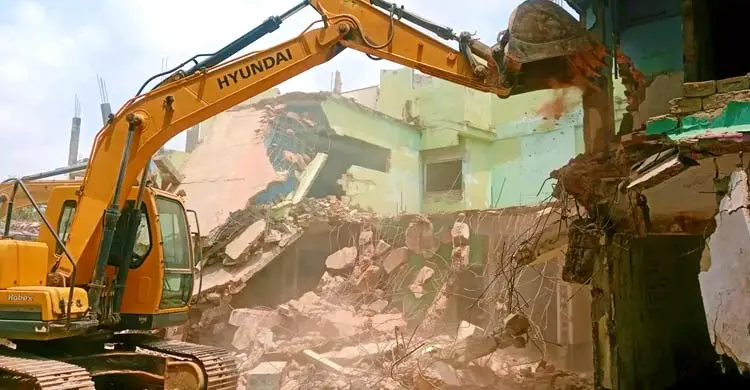 বগুড়ায় মার্কেট ভেঙে সরকারি স্কুলের ২৫ কোটি টাকার জমি উদ্ধার