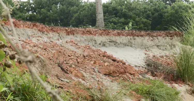অবৈধভাবে বালু উত্তোলন, ভাঙতে ভাঙতে নিশ্চিহ্নের পথে সড়ক
