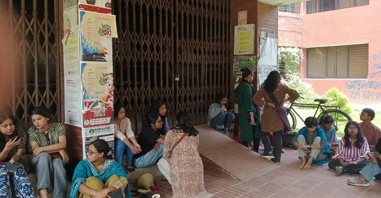 ৭২ ঘণ্টার আল্টিমেটাম দিয়ে প্রশাসনিক ভবন খুলে দিলেন শিক্ষার্থীরা