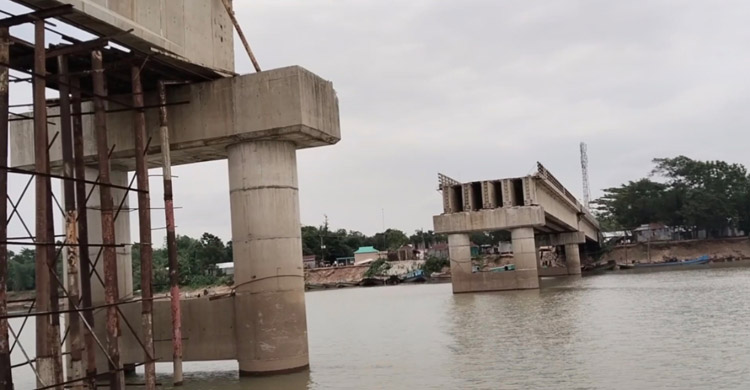 ৮৬ কোটির সেতুতে দুইবারে ভেঙে পড়লো ৭ গার্ডার