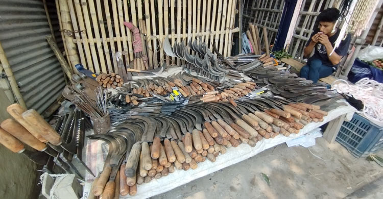 পশুহাটের পাশে জমে উঠেছে ছুরি-চাপাতির বাজার
