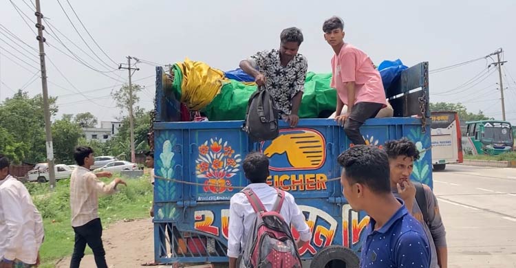 টিকিট না পেয়ে ট্রাকে ঈদযাত্রা, মাঝপথে নামিয়ে দিল বিআরটিএ