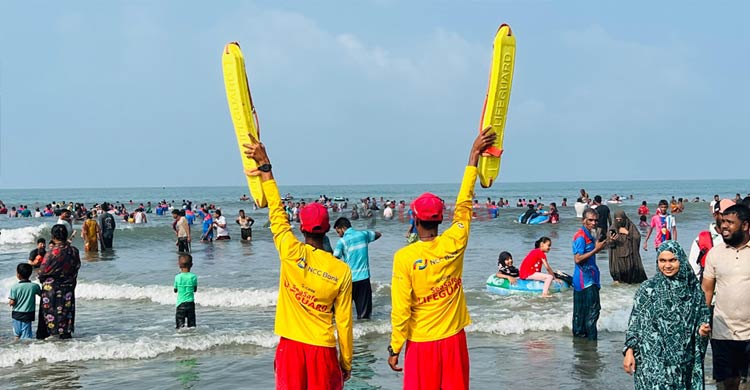 পর্যটক-দর্শনার্থীতে মুখর কক্সবাজার সৈকত