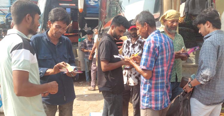 ছুটি শেষ, টিকিট সংকট-বাড়তি ভাড়ায় ফিরছেন যাত্রীরা