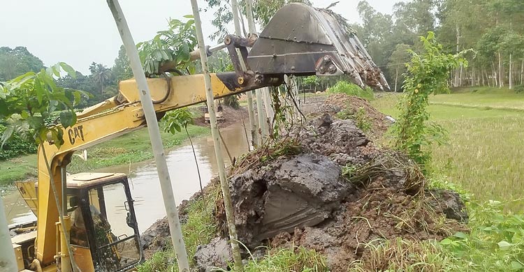 ৫৯ জন শ্রমিকের কাজ এস্কেভেটর দিয়ে সারতে ব্যস্ত পিআইও