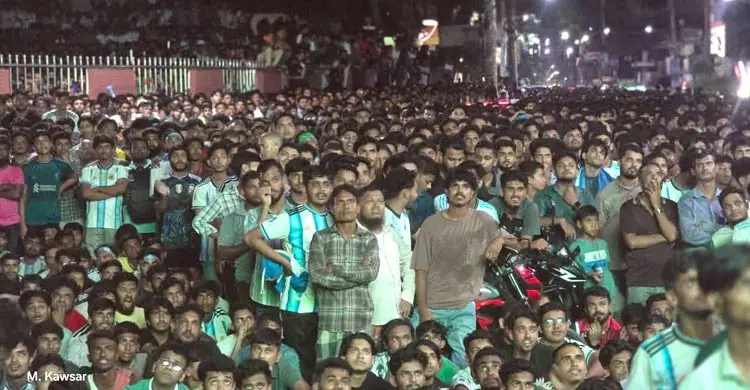 ফেনীতে বড় পর্দায় আর্জেন্টিনার ম্যাচ, দুই ঘণ্টা উৎসবমুখর সড়ক