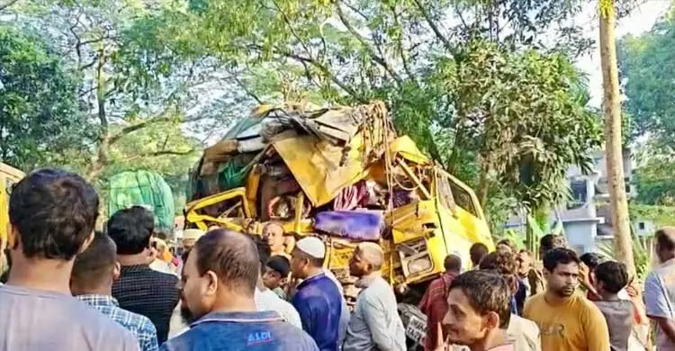 নাটোরের বড়াইগ্রামে যাত্রীবাহী বাস ও বালুবোঝাই ট্রাকের মুখোমুখি সংঘর্ষ/ছবি: সংগৃহীত