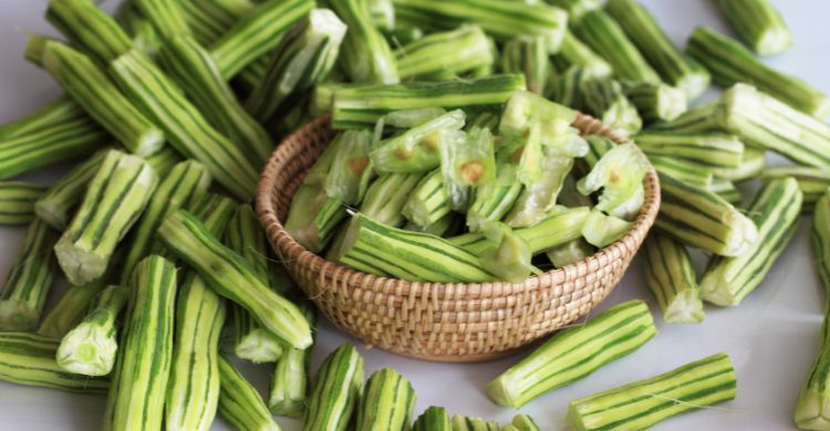 গরমে টক-ঝাল রিফ্রেশিং স্বাদ পেতে বানান আম-সজনের ঝোল