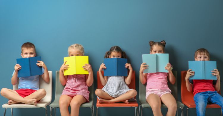 সন্তান বইয়ে আগ্রহ পায় না? জোর না করে এই কৌশলগুলো কাজে লাগান