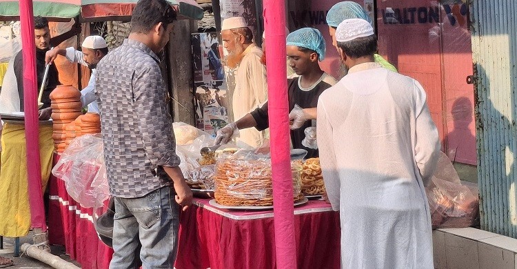 স্বল্প আয়ের মানুষের ভরসা ফুটপাতের ইফতারি