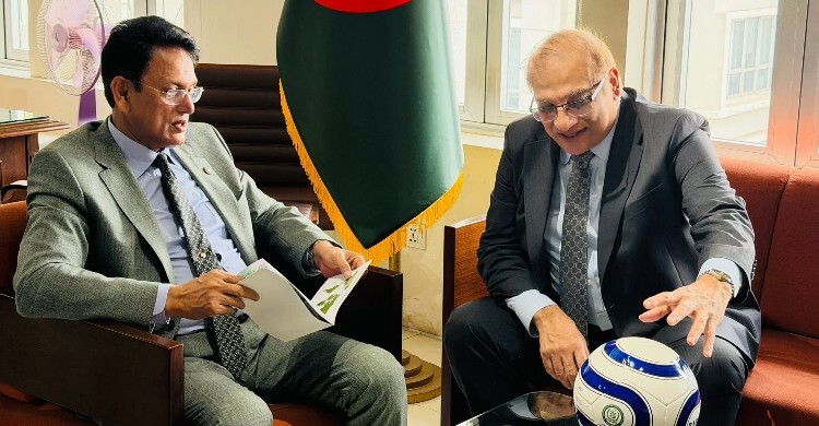 শিক্ষামন্ত্রীকে এক হাজার ফুটবল উপহার দিলেন পাকিস্তানের হাইকমিশনার