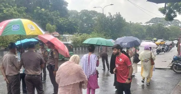 কেন্দ্রে শিক্ষার্থী, বাইরে বৃষ্টিতে ভিজে অপেক্ষা স্বজনদের