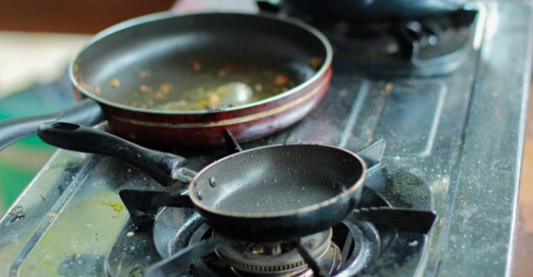 তৈলাক্ত থালা-বাসন পরিষ্কার করার সহজ কৌশল