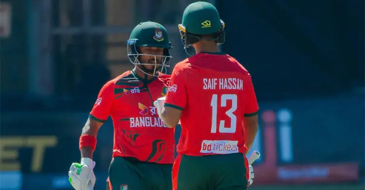 উদ্বোধনী জুটিতে ১২০ রান, এরপরই ফিরে গেলেন দুই ওপেনার