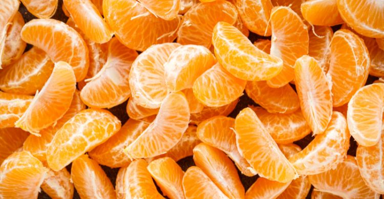 কমলা খেয়ে খোসা না ফেলে মুখে মাখবেন যে কারণে