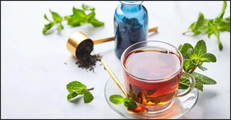 শীতে এক কাপ তুলসি চা আপনার যেসব উপকার করবে