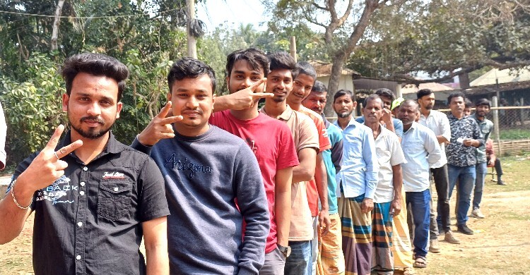 গতবার বাড়িতে থাকতেই ভোট হয়ে গেছিল, এবার লাইনে দাঁড়িয়ে দিচ্ছি