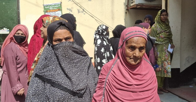 মেয়ের হাত ধরে ভোট দিলেন সত্তোর্ধ্ব রাবেয়া, প্রত্যাশা দেশের ভালো