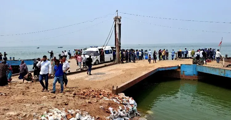 পদ্মায় বাসডুবি: সকাল ৮টা থেকে ফের শুরু হবে উদ্ধার কাজ