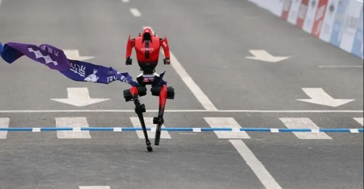 হাফ ম্যারাথনে মানুষের বিশ্বরেকর্ড ভেঙে দিলো চীনা রোবট ‘ফ্ল্যাশ’