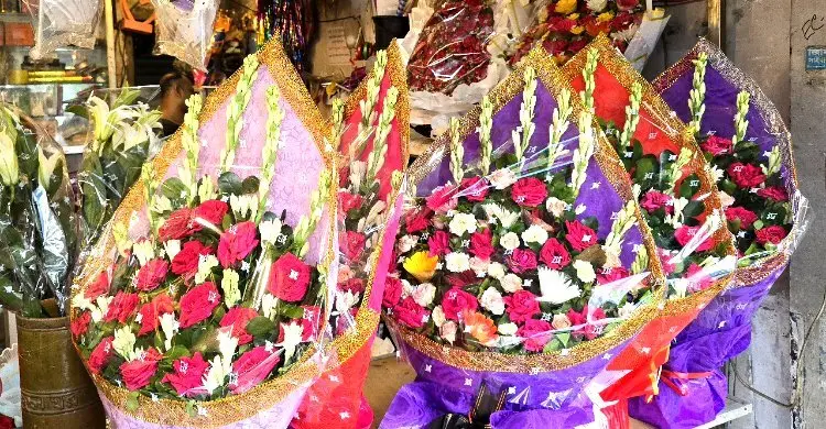 দামের চাপে ফুল থেকে মুখ ফেরাচ্ছেন ক্রেতারা