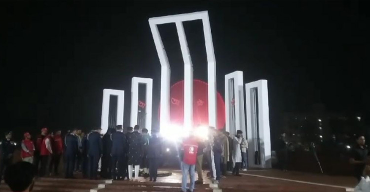 একুশের প্রথম প্রহরে খুলনার কেন্দ্রীয় শহীদ মিনারে মানুষের ঢল