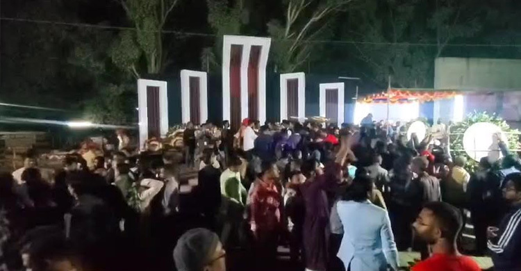 কিশোরগঞ্জে একুশের প্রথম প্রহরে শহীদ মিনারে ফুলেল শ্রদ্ধা