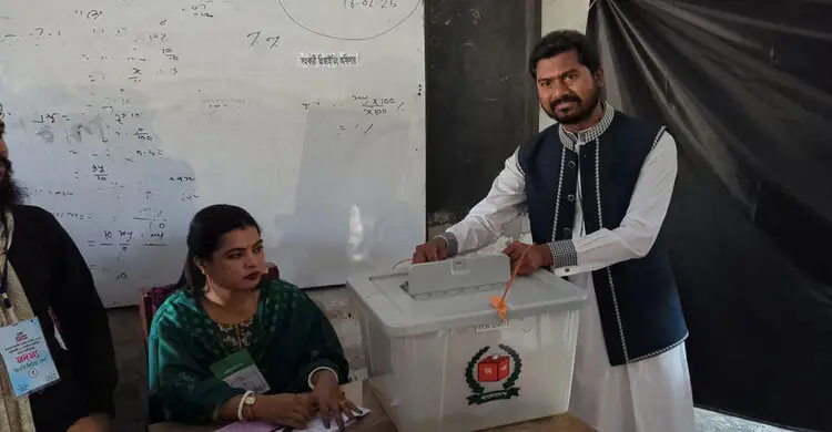 পটুয়াখালী-৩ আসনে ভোট দিলেন ডাকসুর সাবেক ভিপি নূর