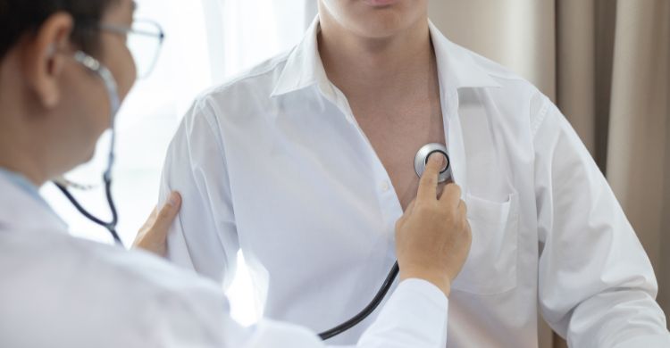 ধূমপায়ীর ধোঁয়ার সংস্পর্শে থাকলেও ফুসফুসে ক্যানসার হতে পারে