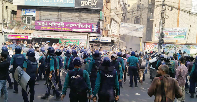 ৩২ নম্বরে টিয়ারগ্যাস-সাউন্ড গ্রেনেড, তিন দিক থেকে ছাত্রদের মিছিল
