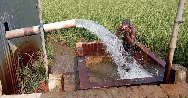 কুড়িগ্রামে ৮ টাকায় শাড়ি-লুঙ্গির হাট