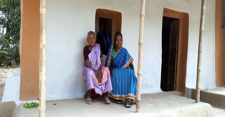 যে ভাষা টিকে আছে দুই বোনের মুখে