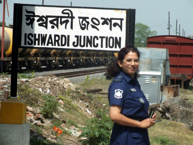 বিসিএসের ফরম জমা দিতে গিয়ে পুলিশে চাকরি পান এসআই রুনা