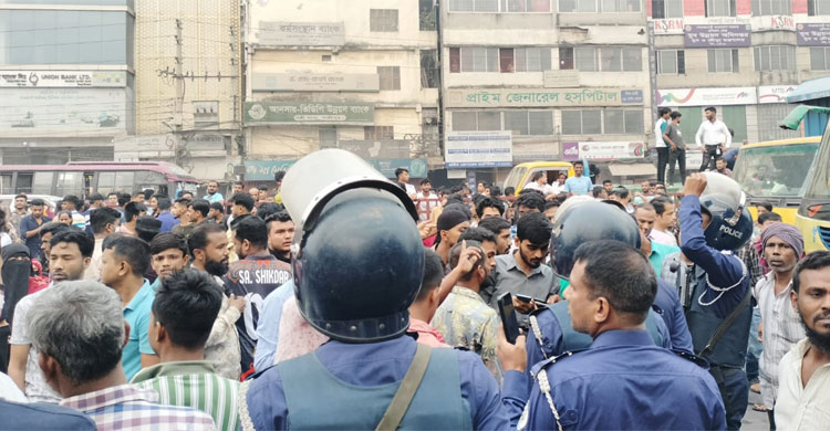গাজীপুরে ঢাকা-ময়মনসিংহ ও ঢাকা-টাঙ্গাইল মহাসড়কে শ্রমিকদের অবরোধ