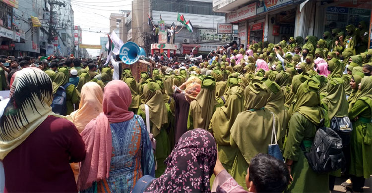 গাজায় গণহত্যার প্রতিবাদে উত্তাল পাবনার সড়ক