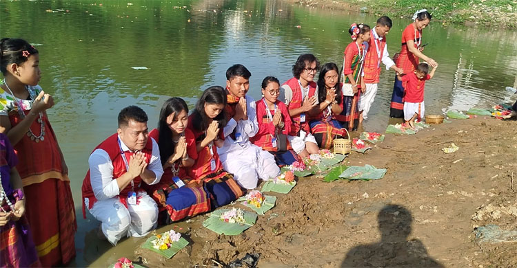 কাপ্তাই হ্রদে বিজুর ফুল নিবেদন
