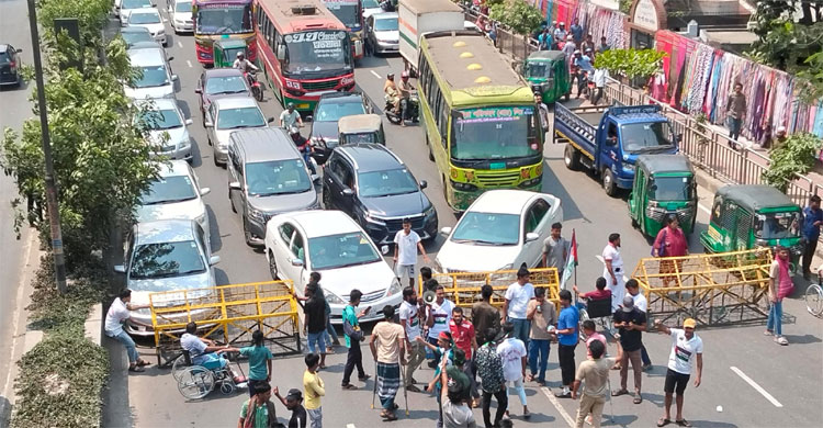 শ্যামলীতে ব্লকেড, দীর্ঘ যানজটে চরম ভোগান্তি