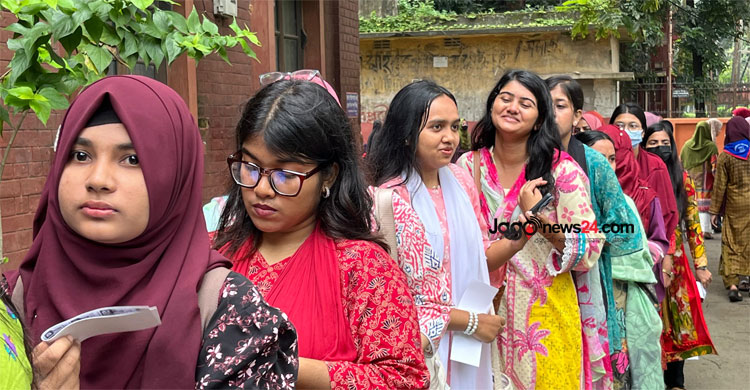ছাত্রীদের কেন্দ্রগুলোতে ভোটারদের দীর্ঘ সারি